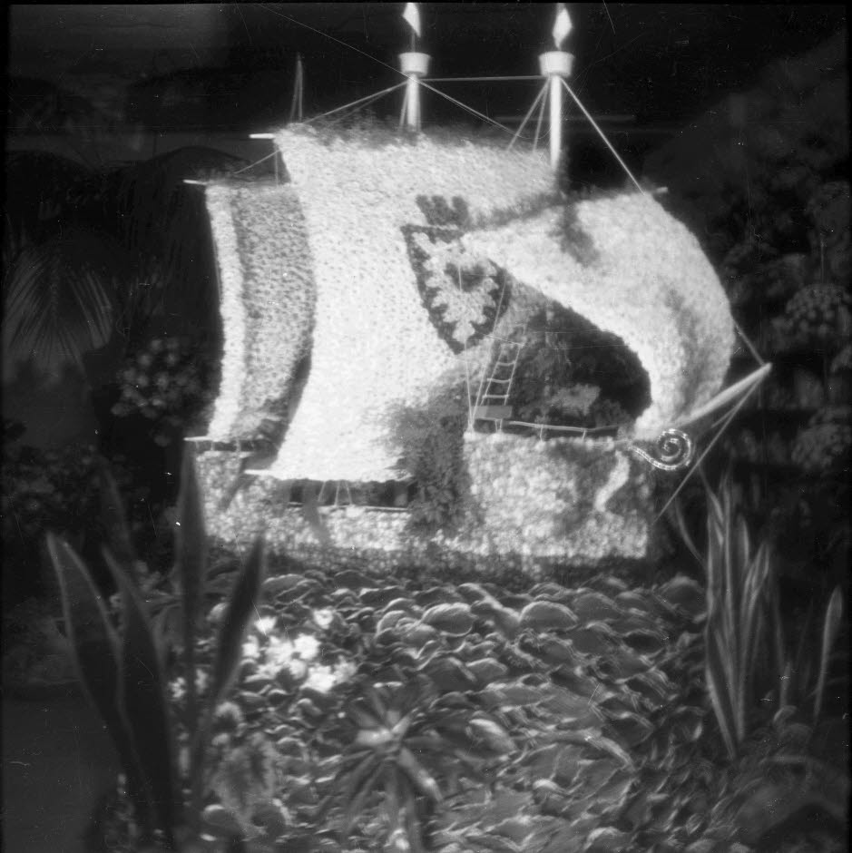 Kogge aus Blüten im Schaufenster