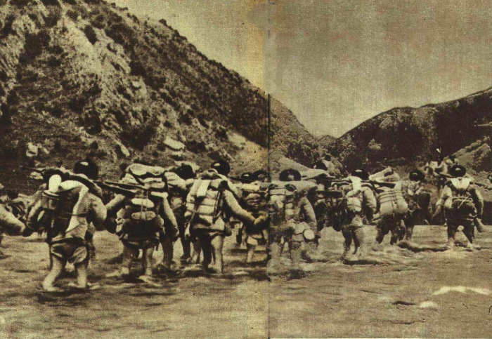 Soldaten der chinesischen Volksbefreiungsarmee überqueren den Mekong vor der Schlacht von Chamdo