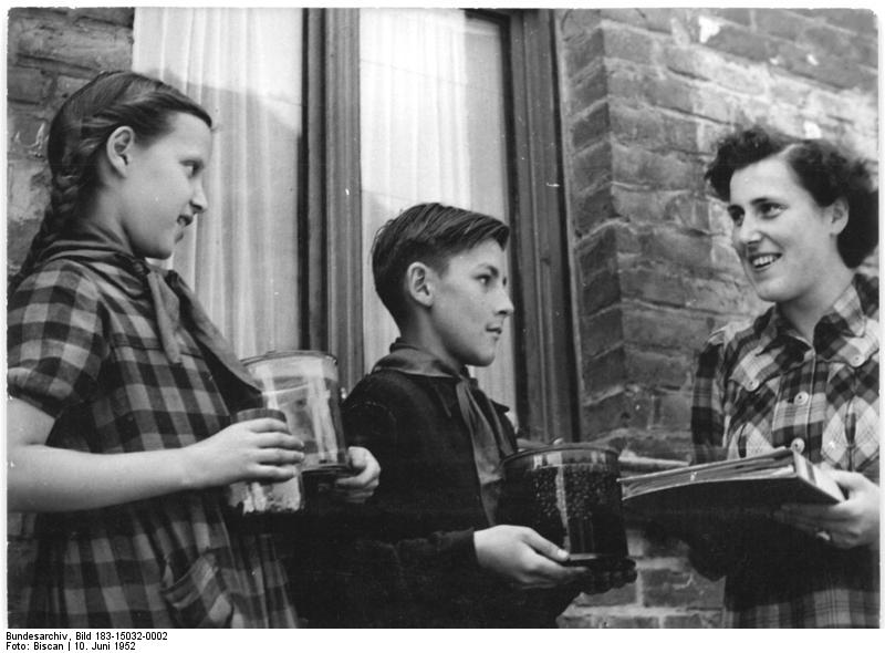 Sammlung von Kartoffelkäfern gegen Prämie, Aufnahme von 1952