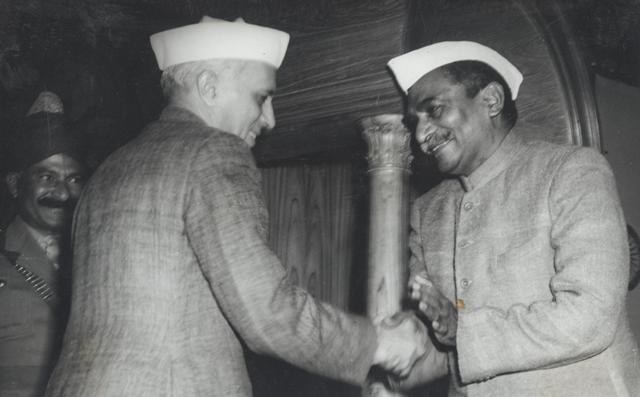 Rajendra Prasad und Jawaharlal Nehru nach der Unterzeichnung der indischen Verfassung, 1950