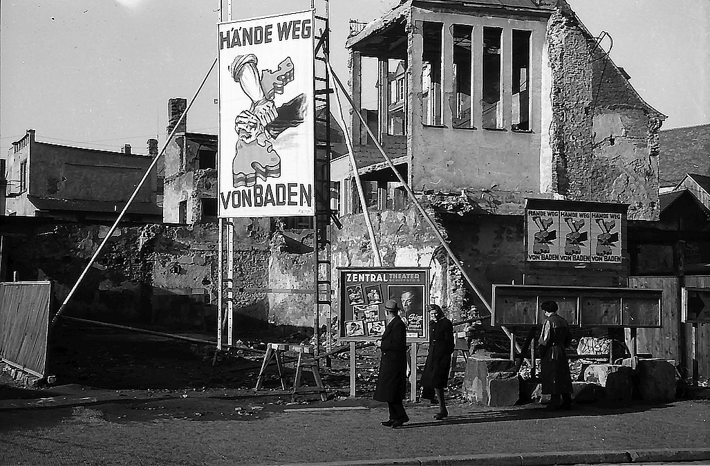 Wahlplakat „Hände weg von Baden" vor Kriegsruinen in Freiburg, 1951
