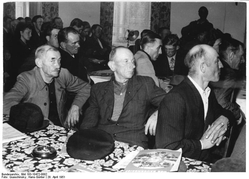 Teilnehmer einer Kundgebung der Nationalen Front in der DDR