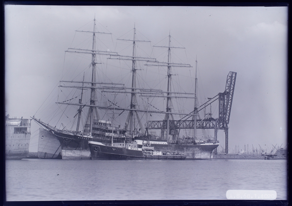 Die Viermastbark Passat mit dem Schlepper Wotan im Hansadok Antwerpen