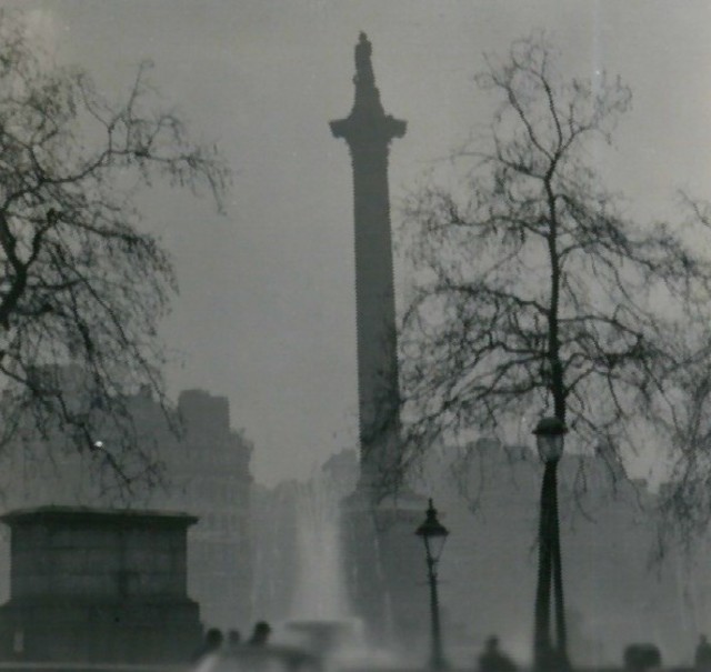 Nelsonsäule am Trafalgar Square während des Großen Smogs von London