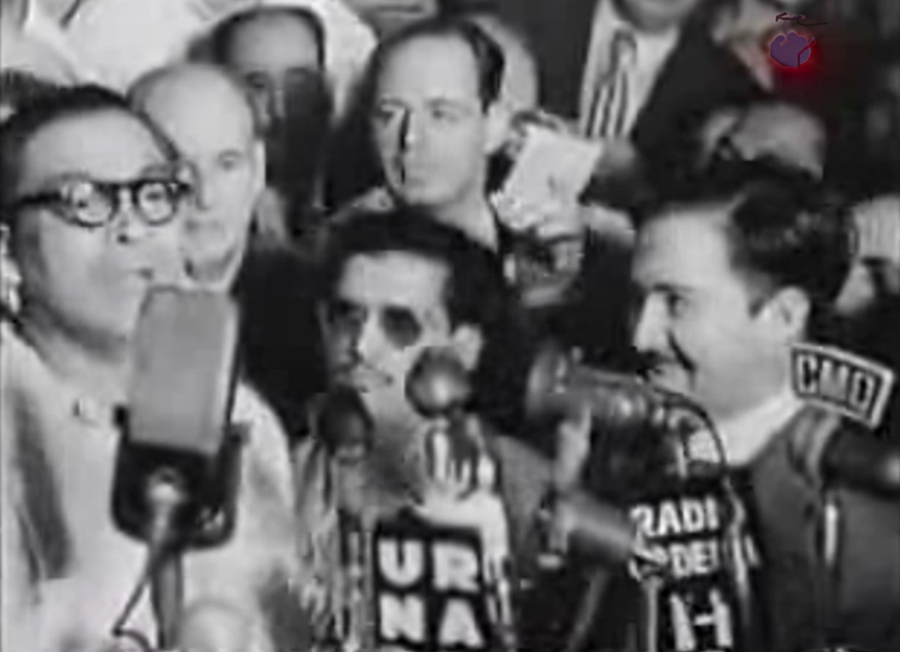 Fulgencio Batista bei der Pressekonferenz nach seinem Putsch, Camp Columbia, Havanna