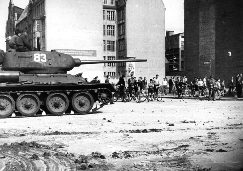Sowjetischer Panzer gegenüber Demonstranten beim Aufstand des 17. Juni 1953 in Berlin