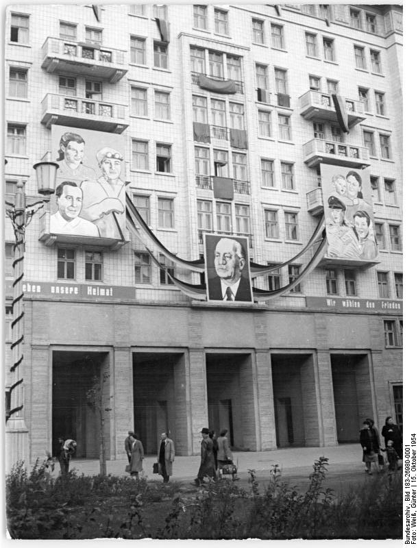 Festschmuck zur Volkskammerwahl in der Ost-Berliner Stalinallee, Oktober 1954
