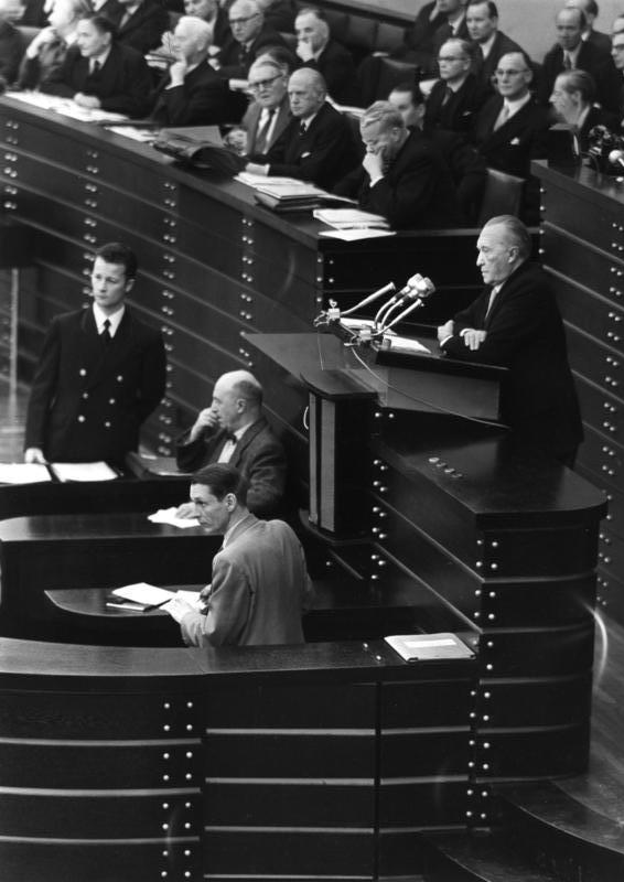 Konrad Adenauer spricht im Bundestag zu den Pariser Verträgen