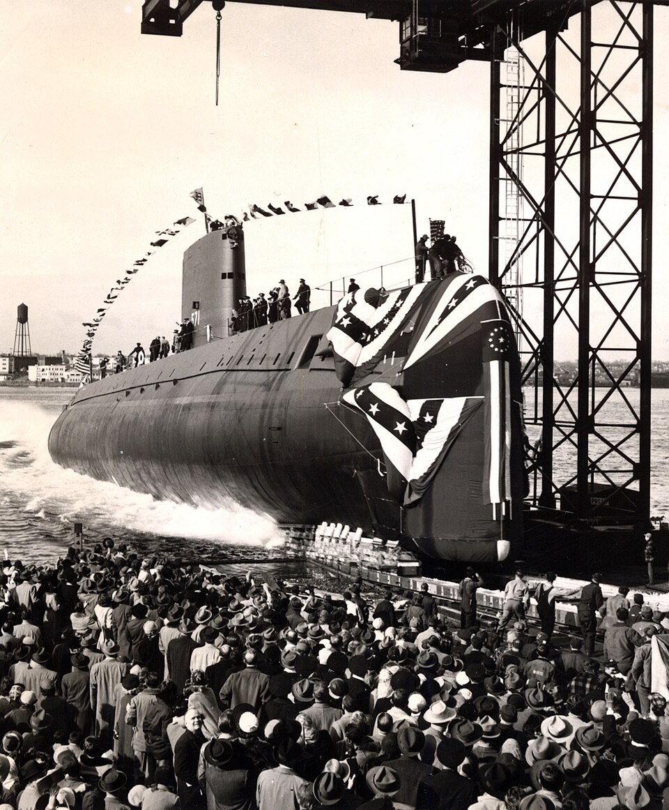 Die USS Nautilus gleitet am 21. Januar 1954 in den Thames River, Groton