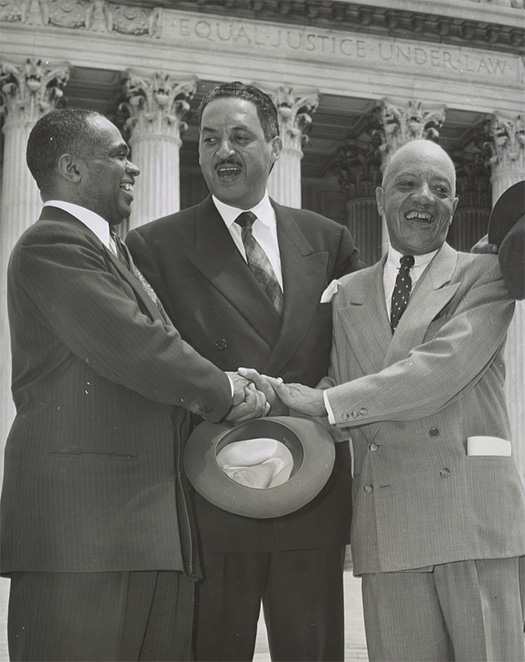 Die NAACP-Anwälte George E. C. Hayes, Thurgood Marshall und James Nabrit nach dem gewonnenen Brown-Urteil, 1954