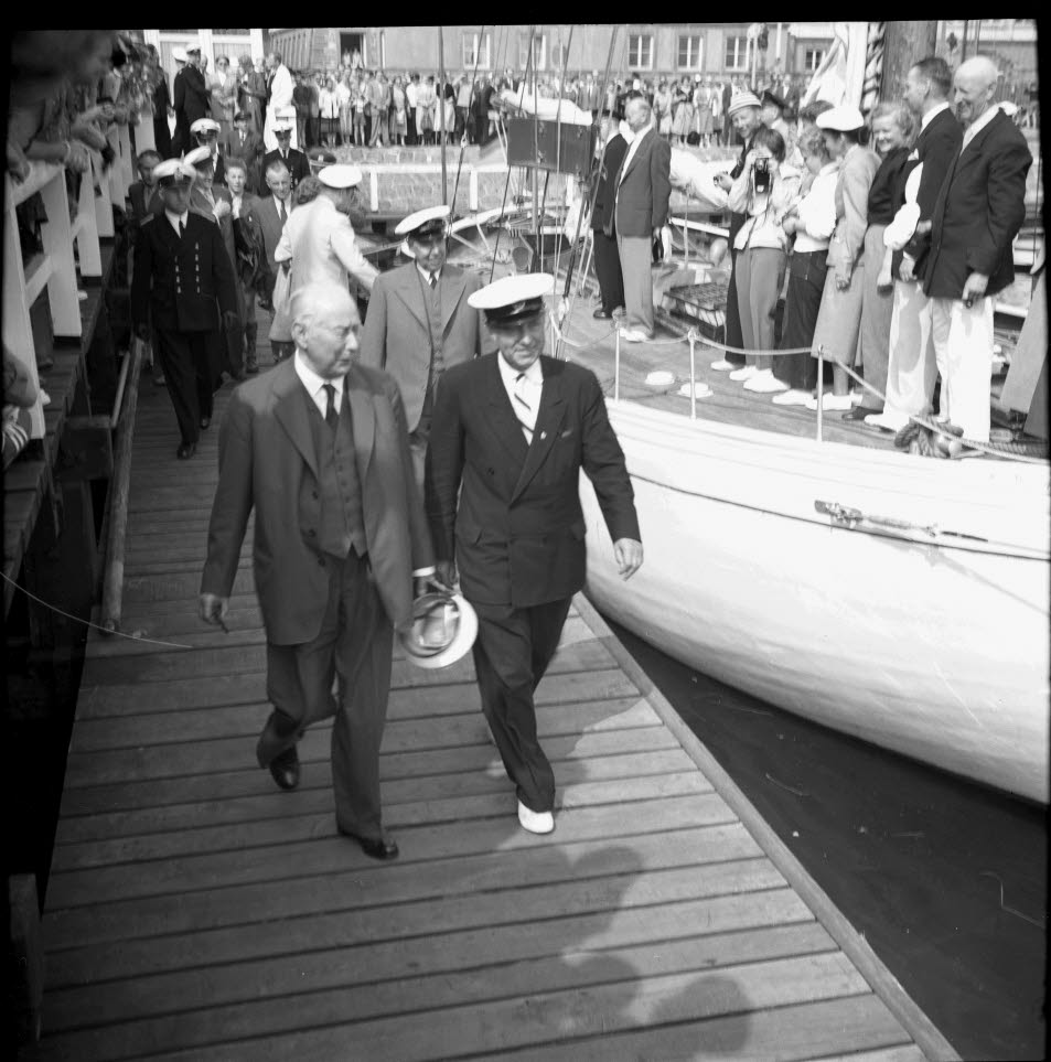 Bundespräsident Theodor Heuss beim Prominentensegeln im Olympiahafen