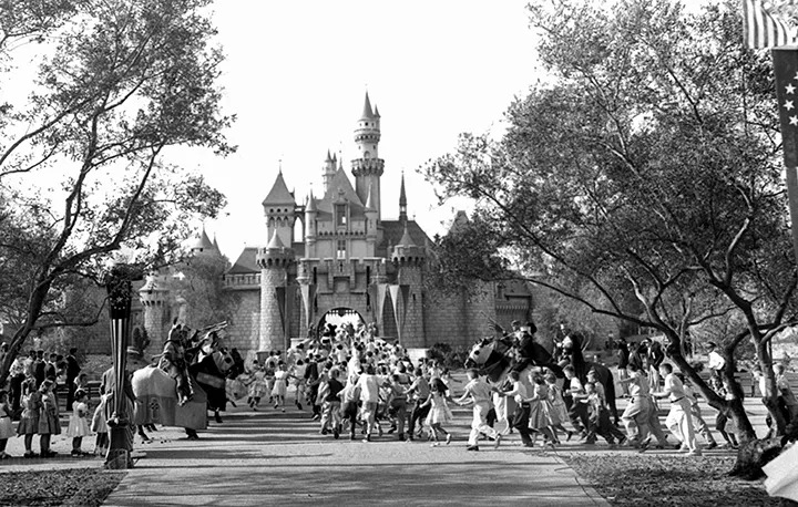 Besucher vor dem Sleeping Beauty Castle am Eröffnungstag von Disneyland, Juli 1955