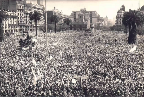 Menschenmenge auf der Plaza de Mayo in Buenos Aires zur Amtseinführung Lonardis, 1955