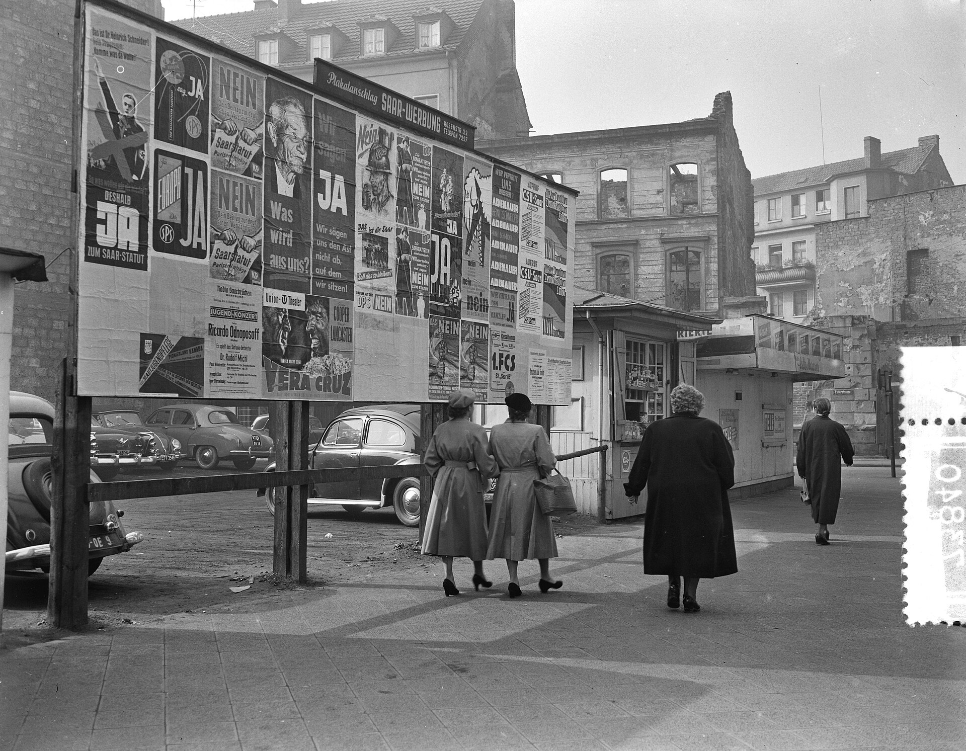 Wahlplakate vor der Saarabstimmung in Saarbrücken, Oktober 1955