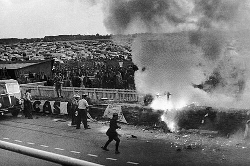 Brennendes Wrack und Zuschauer nach dem Unglück beim 24-Stunden-Rennen von Le Mans, 1955