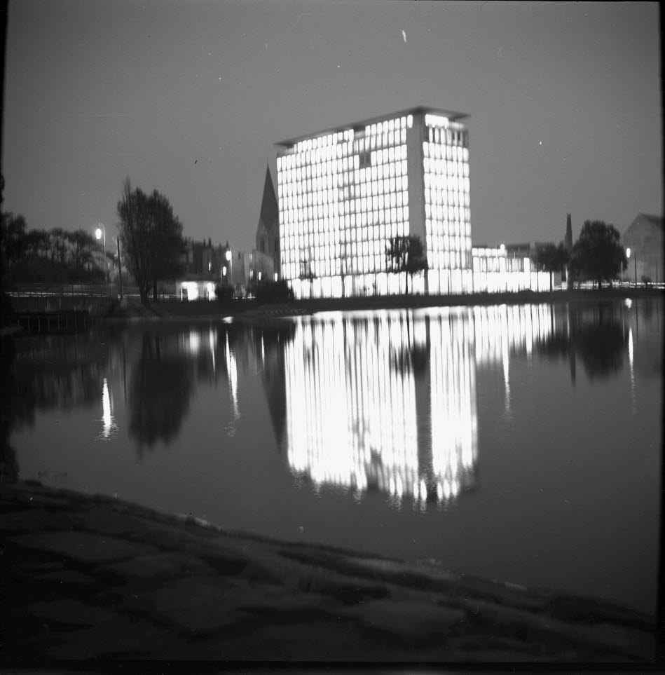 Landesbank am Martensdamm bei Nacht