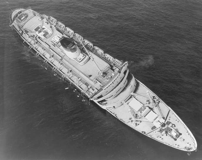 Die sinkende „Andrea Doria" vor Nantucket, Juli 1956