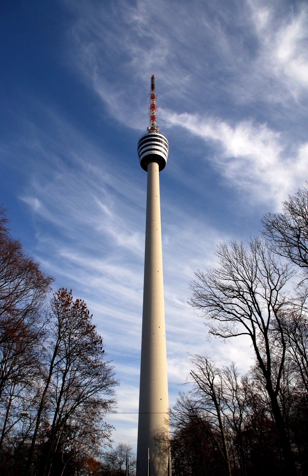 Der Stuttgarter Fernsehturm, der 1956 als erster freistehender Fernsehturm aus Stahlbeton der Welt eröffnet