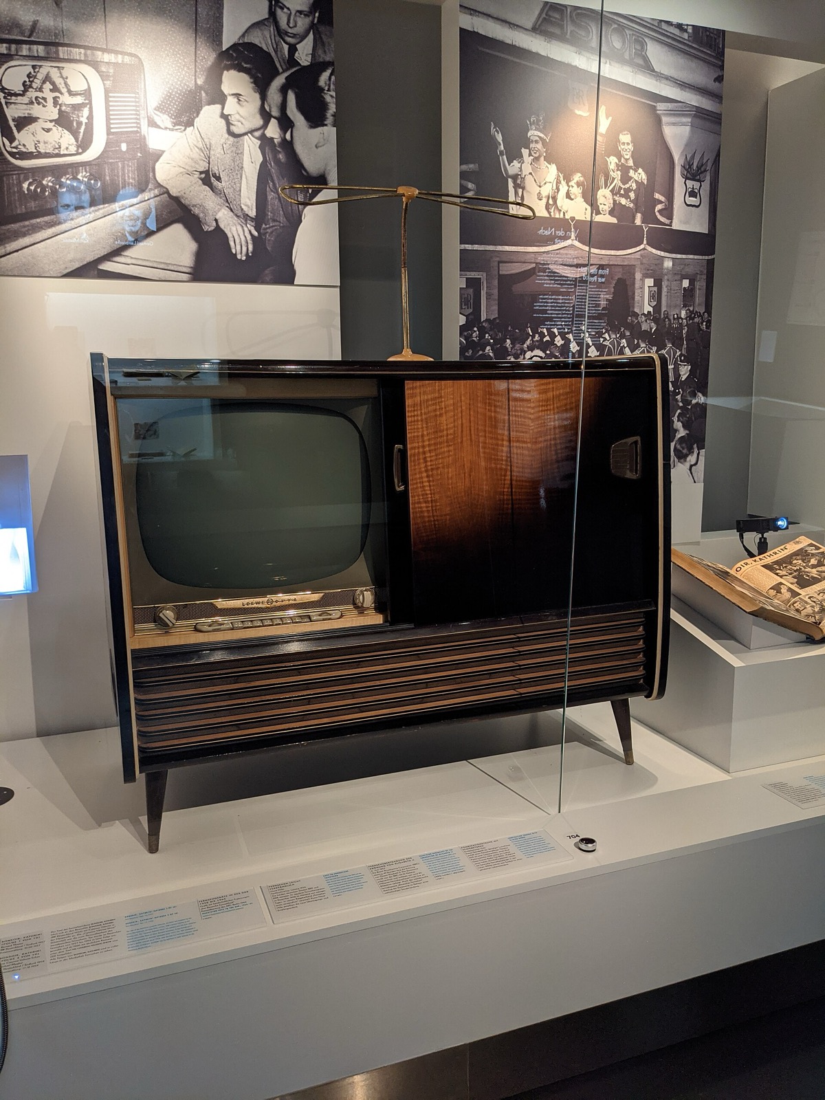 Ein Fernseh-Radio-Kombinationsmöbel der 1950er Jahre, wie es zur Zeit der ersten deutschen Fernsehwerbung in bürgerlichen Wohnzimmern stand (Museumsstück, Symbolfoto)