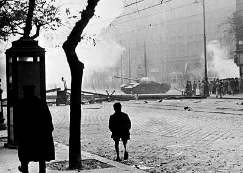 Ein sowjetischer Panzer im Aufstand in Budapest, 1956