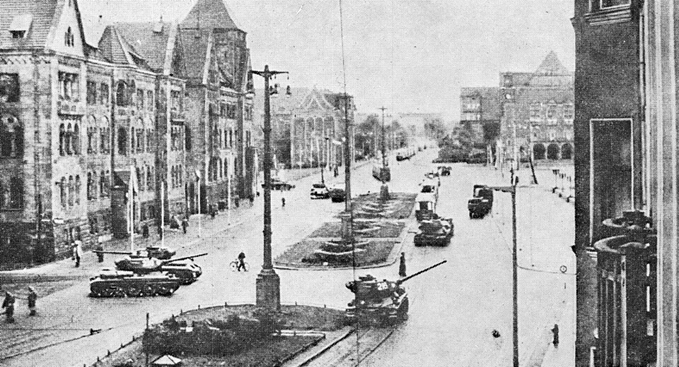 Panzer auf dem leeren Stalinplatz in Posen während des Aufstands 1956