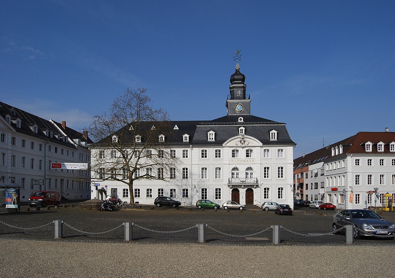 Das Alte Rathaus in Saarbrücken — das Saarland kehrt 1957 heim