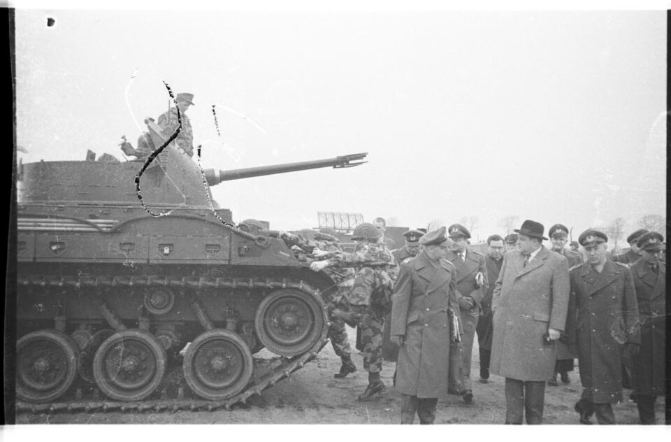 Verteidigungsminister Franz Josef Strauß besucht 1957 eine Kaserne der Bundeswehr