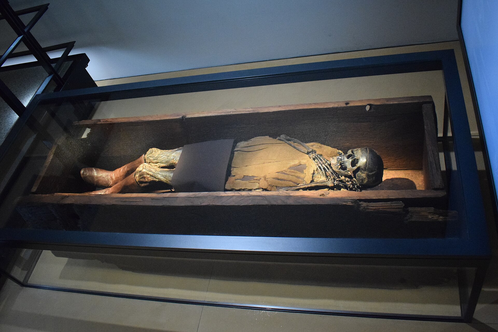 Die als „Frau von Peiting“ bekannte Moorleiche in der Dauerausstellung der Archäologischen Staatssammlung München