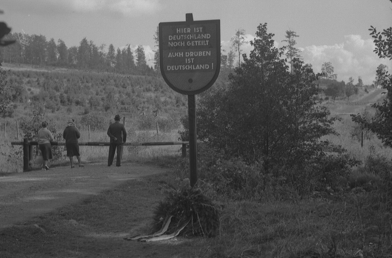 Ein Schild an der innerdeutschen Grenze