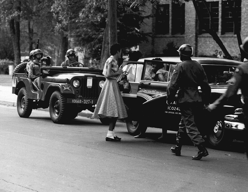 Bundessoldaten der 101. Luftlandedivision eskortieren die Little Rock Nine zur Central High School