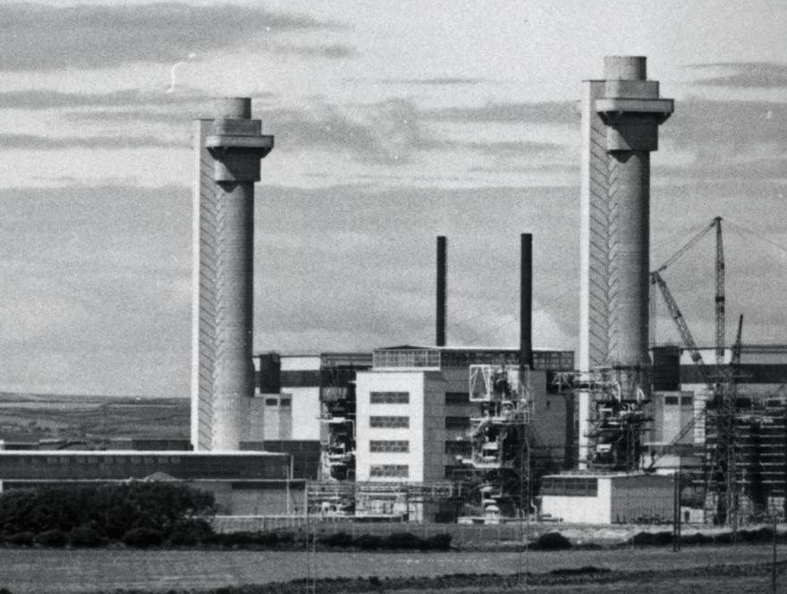 Die Schornsteine der Plutoniumfabrik Windscale an der englischen Nordwestküste