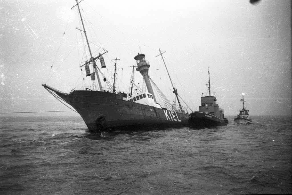 Das gerammte Feuerschiff Kiel am 4. Januar 1957, rechts Schlepper und Seenotrettungsboot
