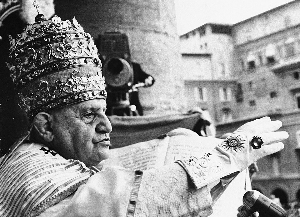 Papst Johannes XXIII. spendet nach seiner Krönung den Segen, 4. November 1958