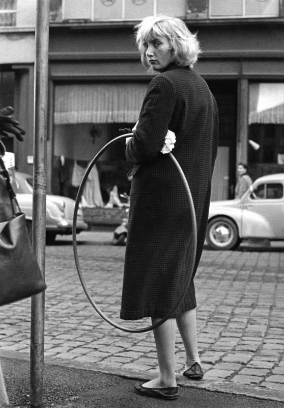 Mädchen mit Hula-Hoop-Reifen