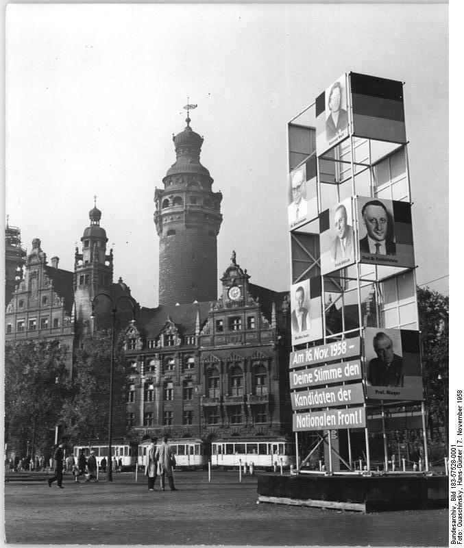 Wahlwerbung der Nationalen Front vor dem Neuen Rathaus in Leipzig, 7. November 1958