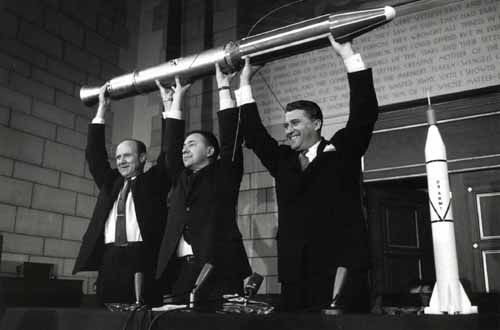 Van Allen, Pickering und von Braun mit einem Modell des Satelliten Explorer 1, Januar 1958