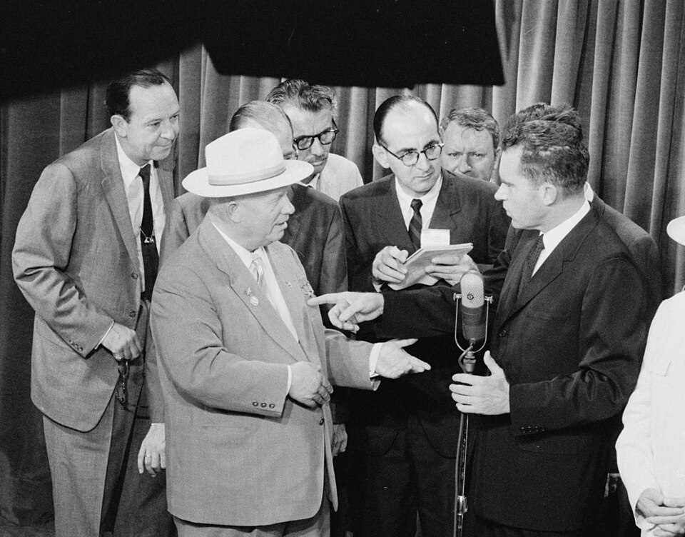 Nixon und Chruschtschow vor der amerikanischen Musterküche, Moskau 1959