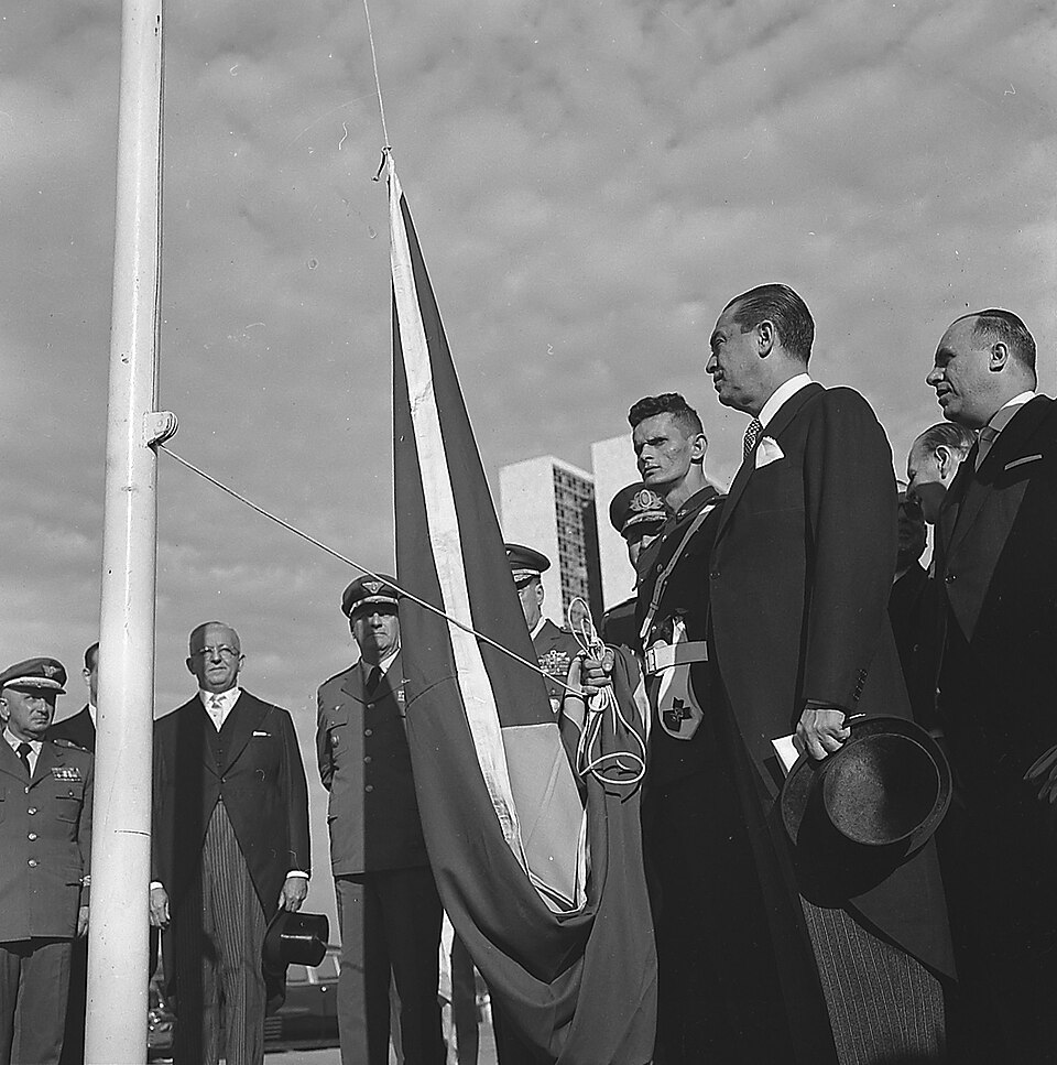 Präsident Juscelino Kubitschek hisst die Nationalflagge am Palácio do Planalto in Brasília, 1960