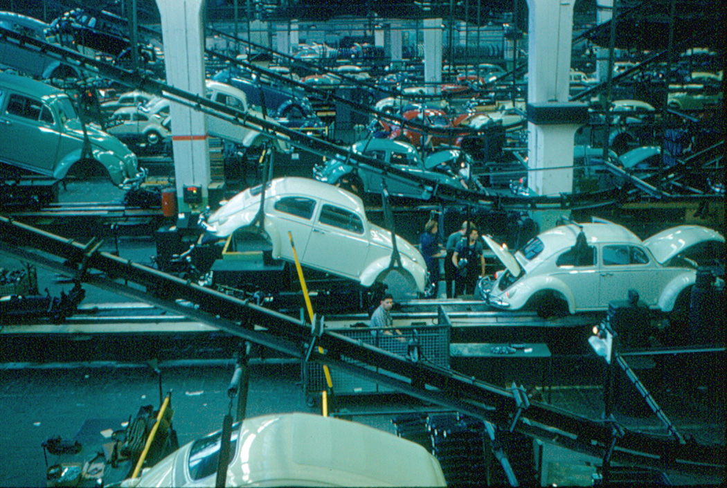 Montageband im Volkswagenwerk Wolfsburg, 1960