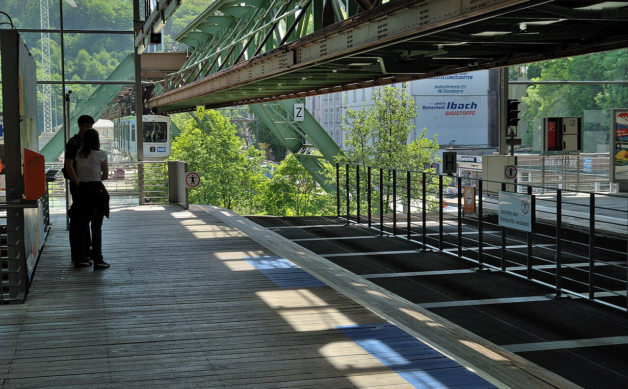 Die Wuppertaler Schwebebahn — Wahrzeichen der Textilstadt im Wandel