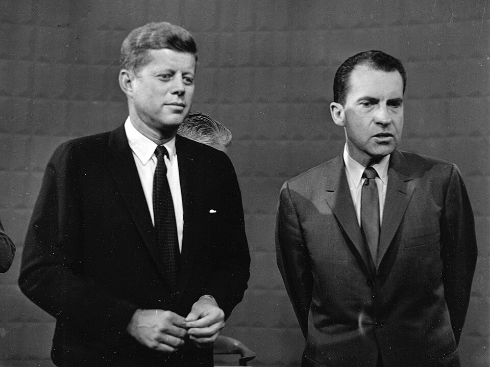 Kennedy und Nixon während der ersten Fernsehdebatte im CBS-Studio Chicago, 1960