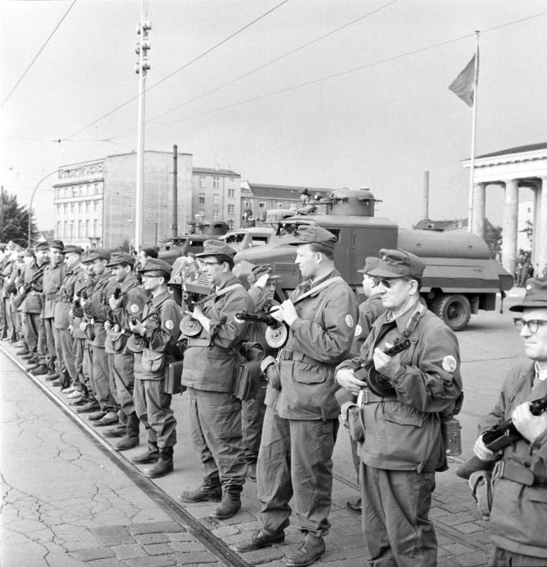 Bau der Berliner Mauer am Brandenburger Tor, 13. August 1961