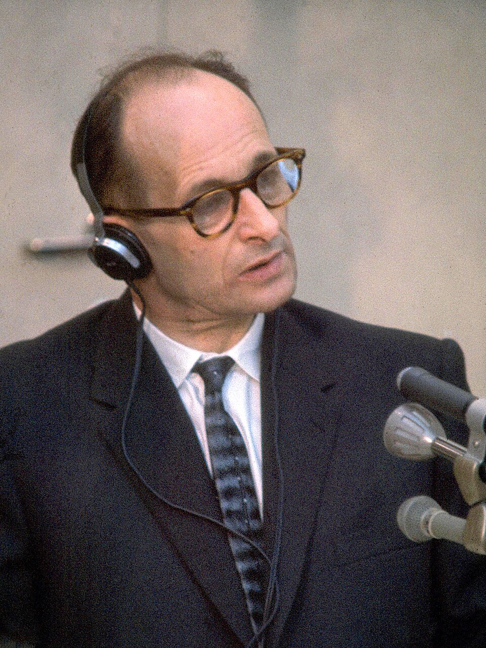 Adolf Eichmann in der kugelsicheren Glaskabine während seines Prozesses in Jerusalem, 1961