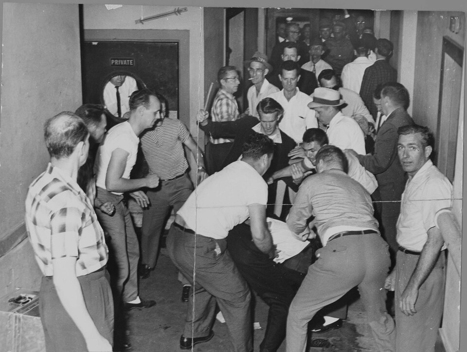 Ausgebrannter Greyhound-Bus der Freedom Rider nach dem Brandanschlag in Anniston, Alabama, Mai 1961