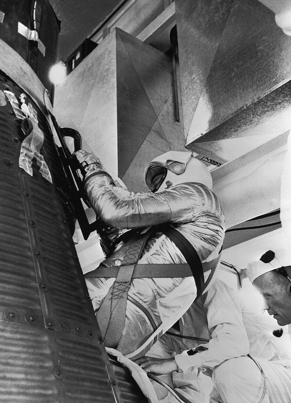 Astronaut Alan Shepard wird vor dem Start in die Kapsel Freedom 7 gehoben, Mai 1961