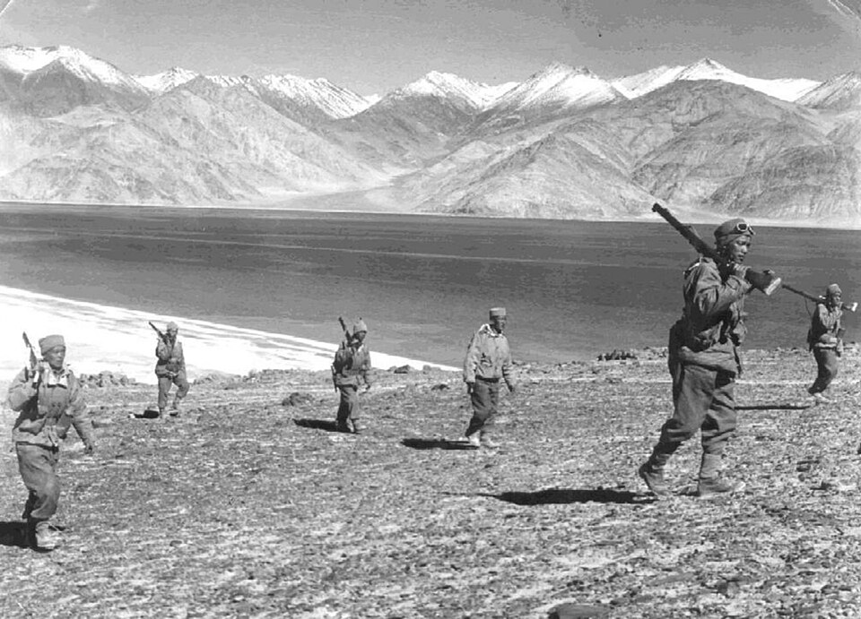 Indische Soldaten auf Patrouille während des Grenzkriegs, 1962