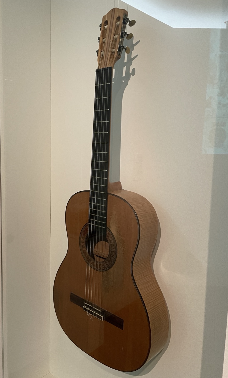 Während der Schwabinger Krawalle gespielte Gitarre