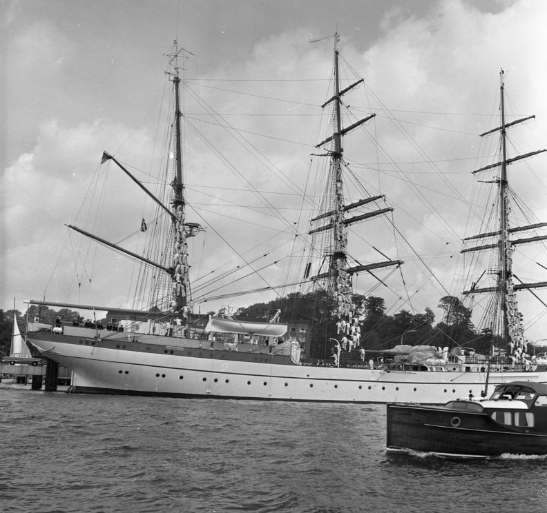 Parade vor dem Bundespräsidenten mit dem Segelschulschiff Gorch Fock