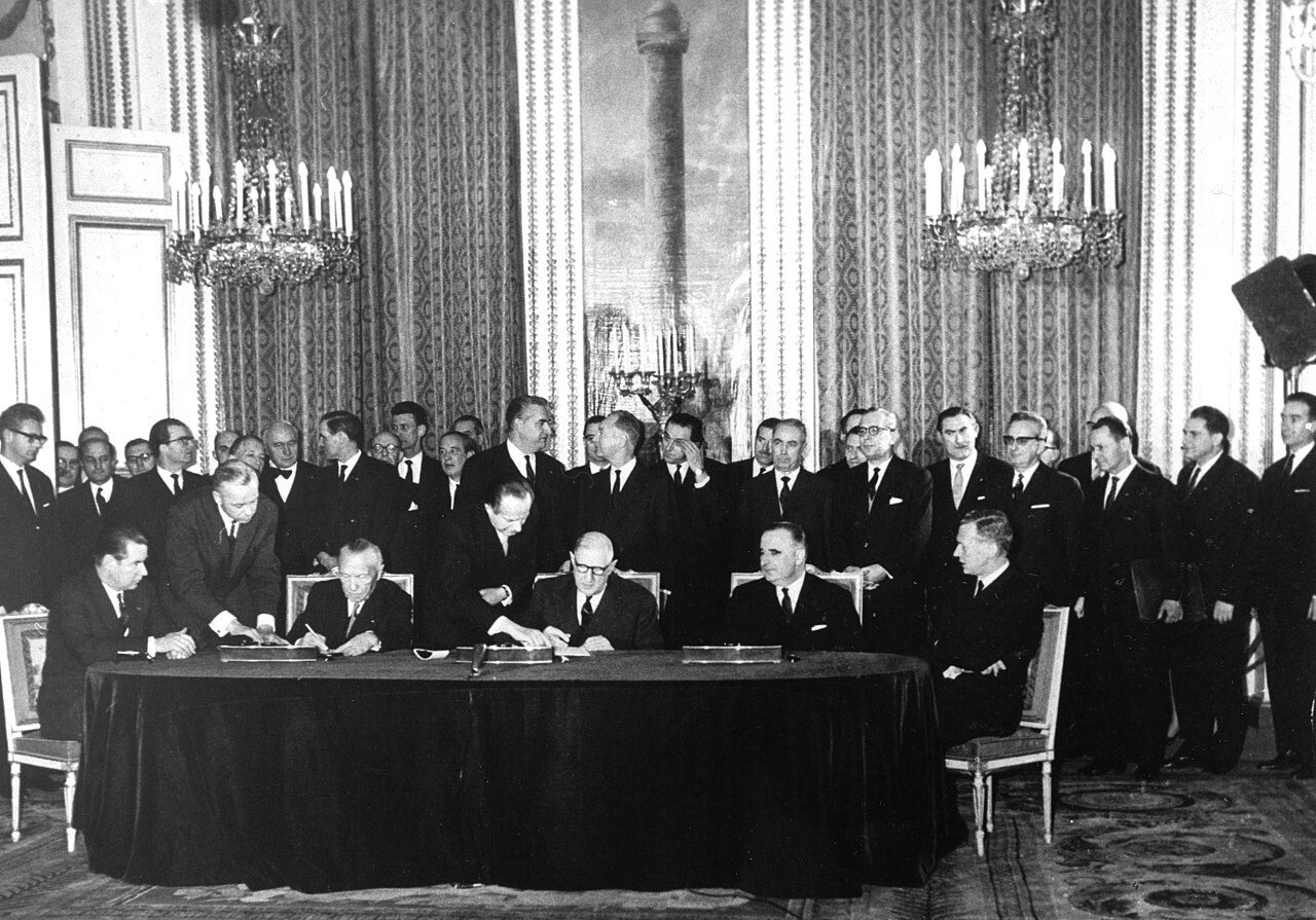 Adenauer und de Gaulle unterzeichnen 1963 den Élysée-Vertrag