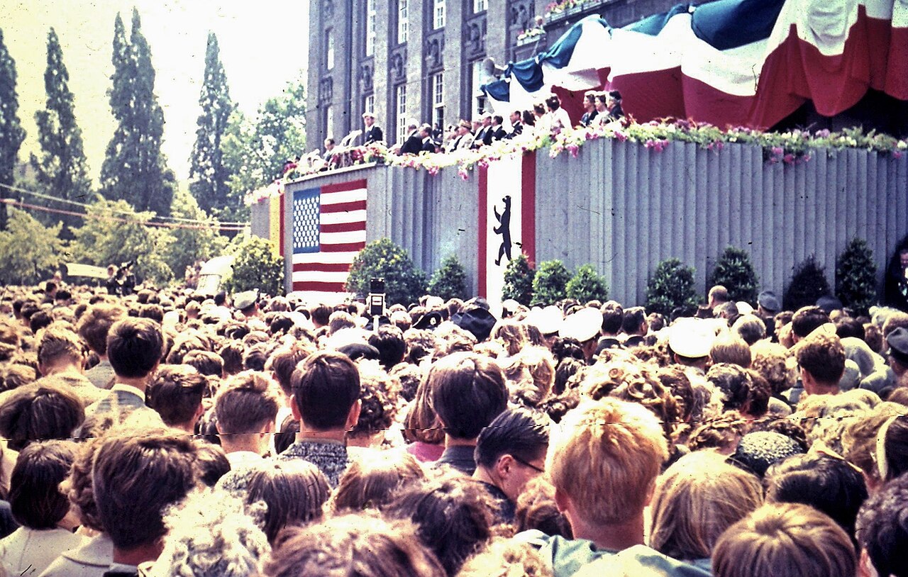 John F. Kennedy vor der Menge am Rathaus Schöneberg, 26. Juni 1963